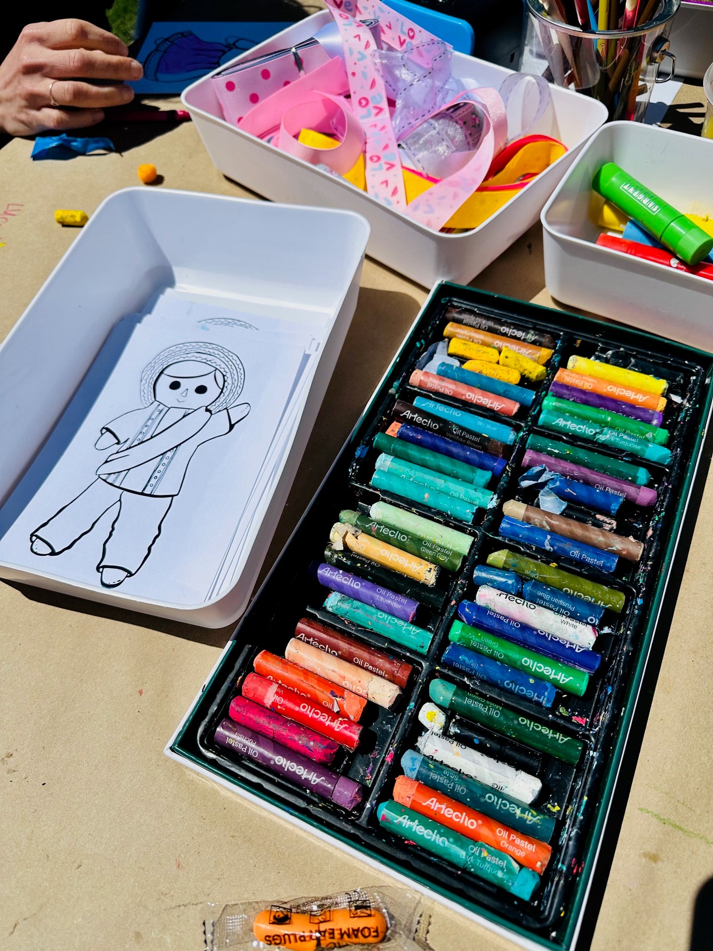 Image showing second muñecas sticker before it is colored.