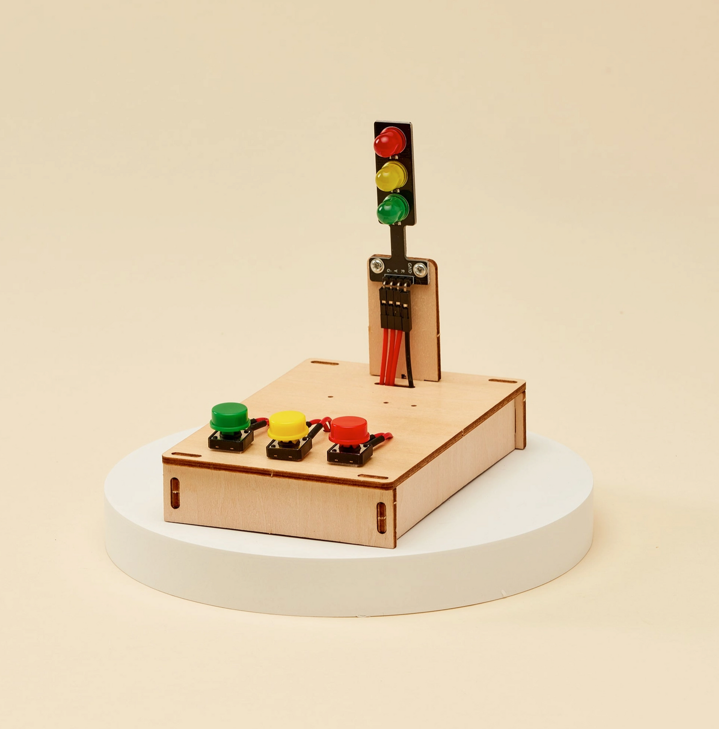 Model of a traffic light on a wooden base with a beige background